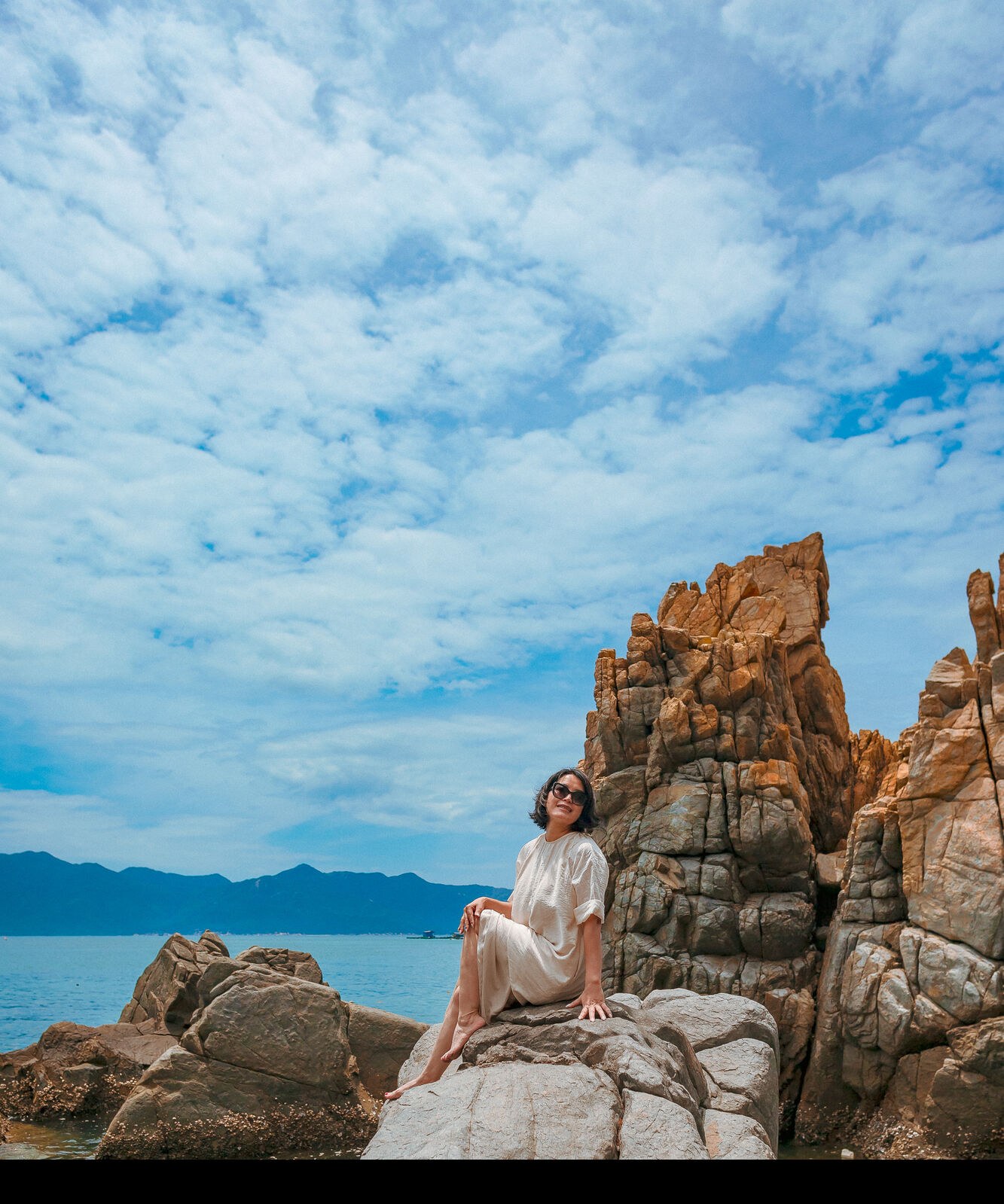 Инста-тур — скалистый берег у рыбацкой деревни, Пещера свиней
